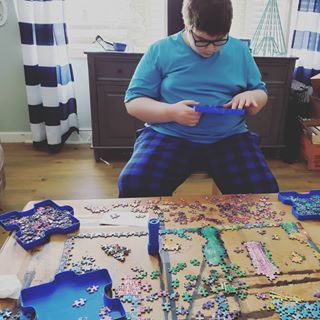 Puzzling it out with this guy...love afternoons like this!

#1000piecepuzzle #bottlesfordays #alexaplayajr #rainydayscanstillbefun